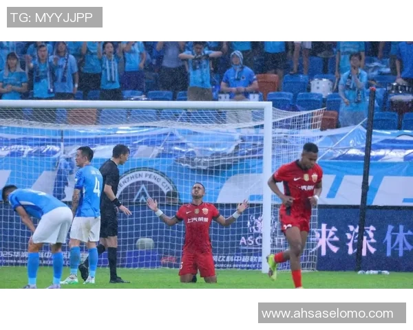 中超巅峰对决:上海海港力克广州恒大展开激情厮杀 中超巅峰对决:上海海港力克广州恒大展开激情厮杀